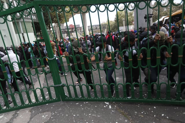 Termina manifestación por los 43 de Ayotzinapa en choques entre policías y normalistas