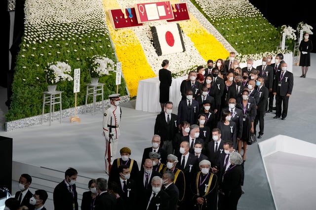 Divide funeral de Shinzo Abe a Japón