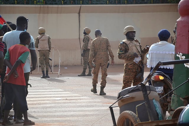 Ougadougou (Burkina Faso), 30/09/2022.- Burkina Faso military close a street in Ouagadougou, Burkina Faso, 30 September 2022. Gunshots have been heard near the presidential palace in Ouagadougou with what some residents claim to be an alleged coup attempt. Access has been blocked by the military to some government buildings including the national assembly and the national broadcaster. In January 2022 the current head of state, Lt-Col Paul-Henri Damiba, ousted President Roch Kabore through a coup. Lieutenant Colonel Paul-Henri Damiba has called for calm. (Golpe de Estado) EFE/EPA/ASSANE OUEDRAOGO
