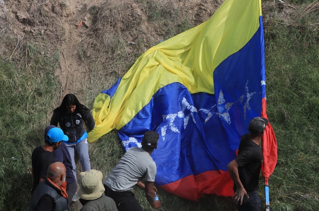 Patrulla Fronteriza dispersa protesta de migrantes venezolanos en frontera de Ciudad Juárez, México rechaza actuación