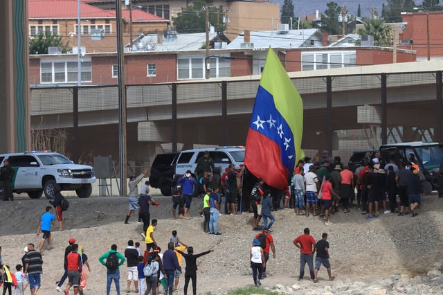 Patrulla Fronteriza dispersa protesta de migrantes venezolanos en frontera de Ciudad Juárez, México rechaza actuación