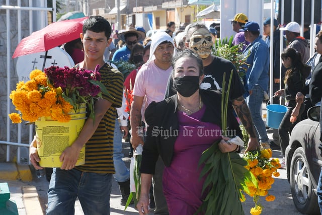 Medidas. Algunos visitantes optaron por seguir haciendo uso del cubrebocas en Torreón, en tanto otros decidieron no emplearlo, algunos más hasta llevaron máscaras alusivas a la celebración.