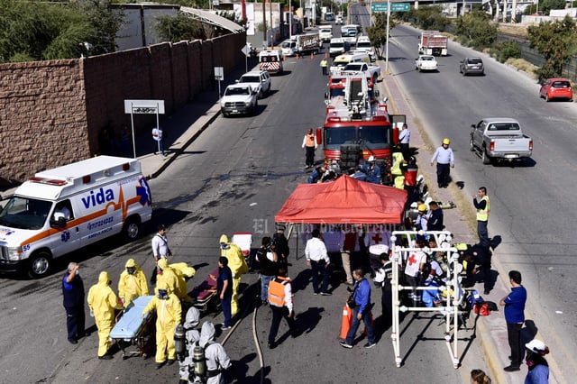 En simulacro, atienden choque de auto y pipa cargada con dióxido de azufre en Torreón