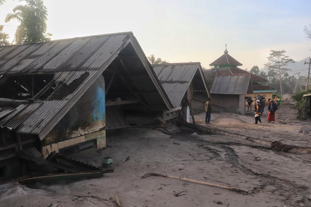 Volcán Semeru hace erupción en Java Oriental y buscan a posibles víctimas