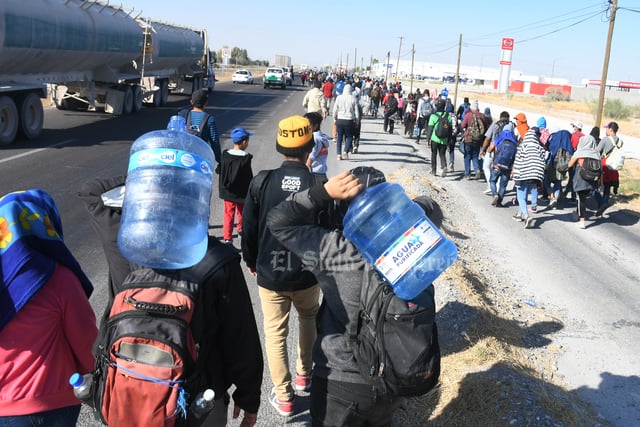 Cientos de migrantes logran escapar tras días de encierro en Gómez Palacio