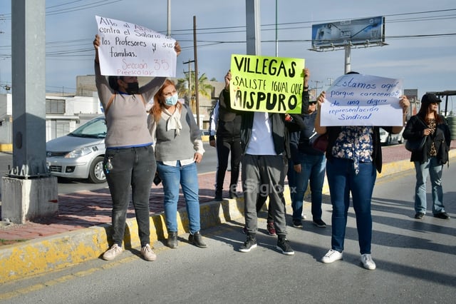 Maestros hacen bloqueo en Gómez Palacio por falta de pago del aguinaldo