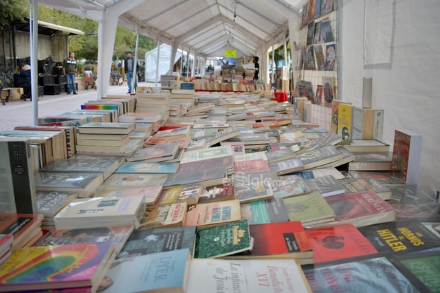 Comerciantes nacionales ponen a la venta sus libros en la Plaza de Armas de Torreón