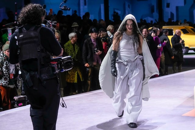 Rosalía monta el 'show' en el desfile de Louis Vuitton en París y arrasa