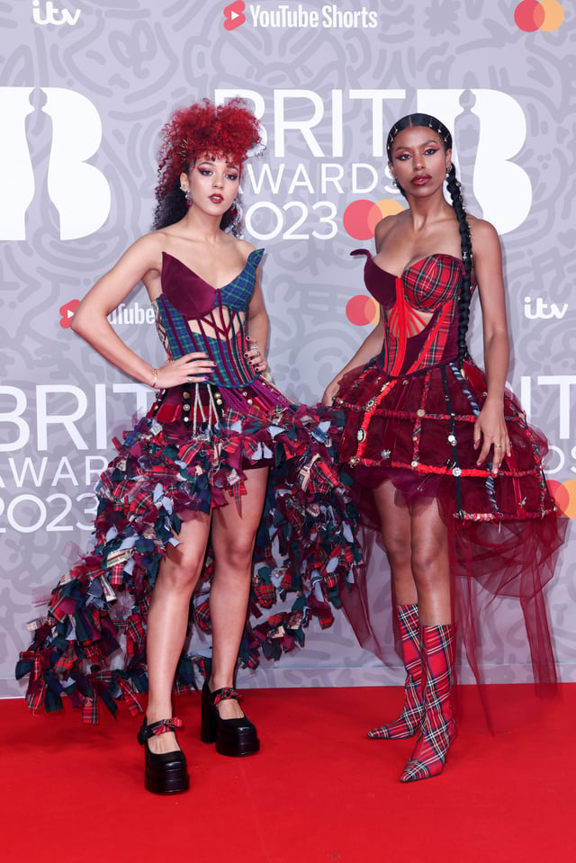 La elegancia y excentricidad arriban a la alfombra roja de los Brit Awards 2023