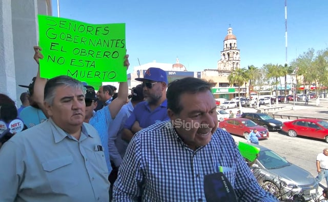 Protestan obreros de AHMSA