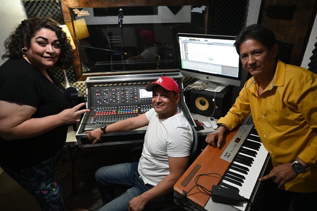 Desde el estudio de grabación con Susana Ortiz, Alfonso Muruaga y 'Yiyo' Nájera