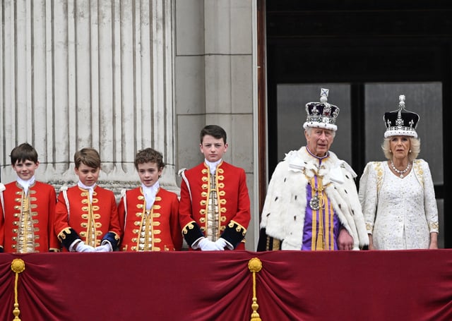 Formalmente, el Reino Unido tiene nuevos reyes: Carlos III y Camila. Los nuevos monarcas han recibido ya los símbolos de su poder tras haber ascendido al trono con la muerte de Isabel II. La coronación se realizó en una solemne ceremonia celebrada este sábado en la Abadía de Westminster, en el corazón de la capital británica, y no estuvo exenta de protestas contra la monarquía.