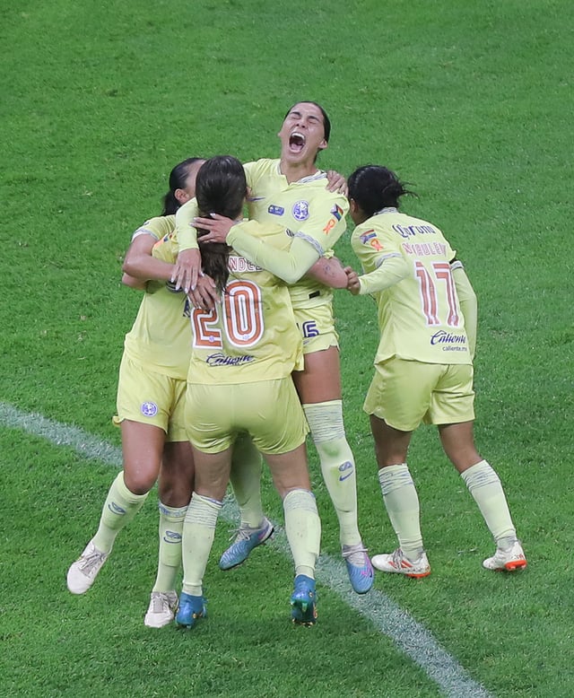 MEX7053.CIUDAD DE MÉXICO (MÉXICO), 05/06/2023.- Las jugadoras del América celebran tras coronarse campeonas en la final del torneo Clausura 2023 de la Liga MX Femenina, hoy en el Estadio Azteca, en Ciudad de México (México). EFE/ Isaac Esquivel
MEX7053.CIUDAD DE MÉXICO (MÉXICO), 05/06/2023.- Las jugadoras del América celebran tras coronarse campeonas en la final del torneo Clausura 2023 de la Liga MX Femenina, hoy en el Estadio Azteca, en Ciudad de México (México). EFE/ Isaac Esquivel