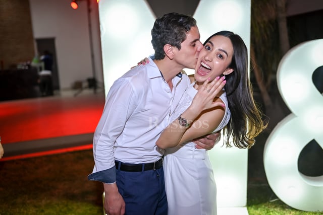 Julio Alvarado y Mariana García reunieron a familiares y amistades allegadas para compartir con ellos la noticia de su compromiso matrimonial.