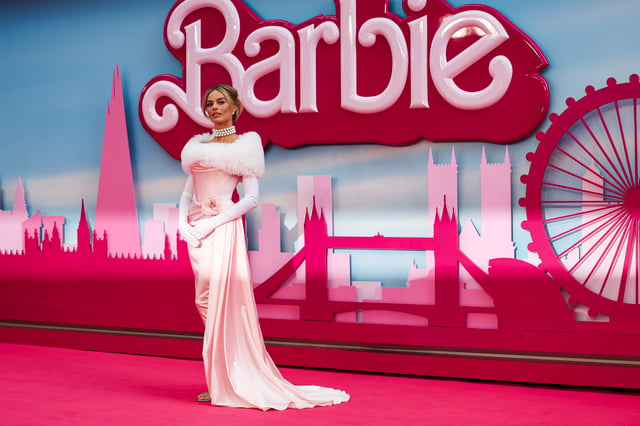 Margot Robbie deslumbra con su homenaje a Enchanted Evening Barbie