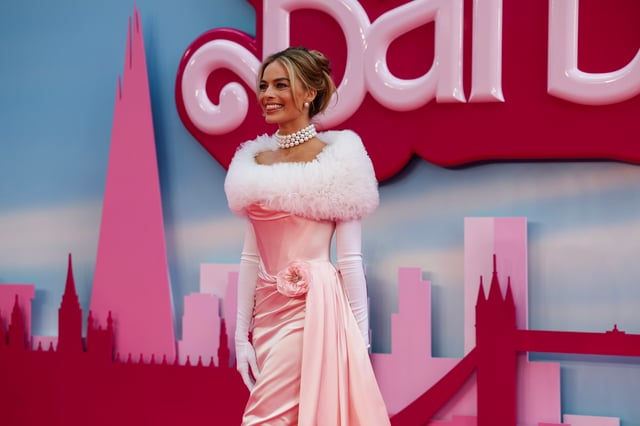 Margot Robbie deslumbra con su homenaje a Enchanted Evening Barbie