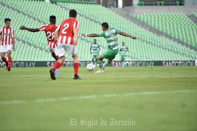 Cae Santos Laguna en amistoso ante el Real Sporting de Gijón; salen lesionados Brunetta y Correa