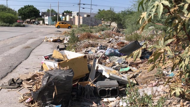 Plagado de desechos: Otro terreno que está plagado de basura y desechos es el que se encuentra sobre la calle Campo de la Viña, en la colonia Campo Nuevo Zaragoza.