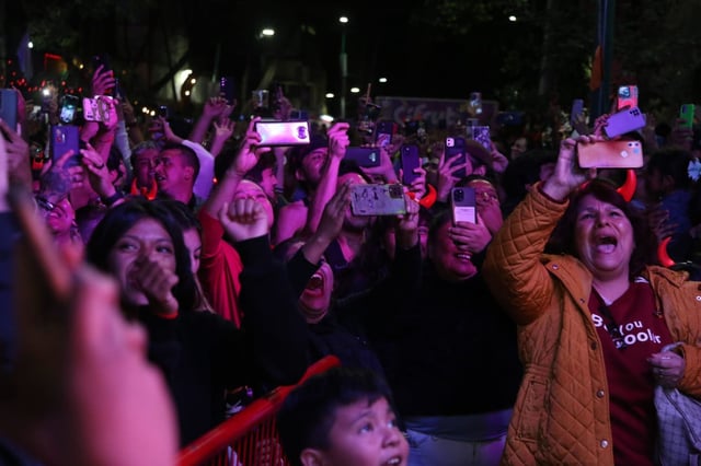 Mexicanos festejan en las calles triunfo de Wendy Guevara en LCDLFMX