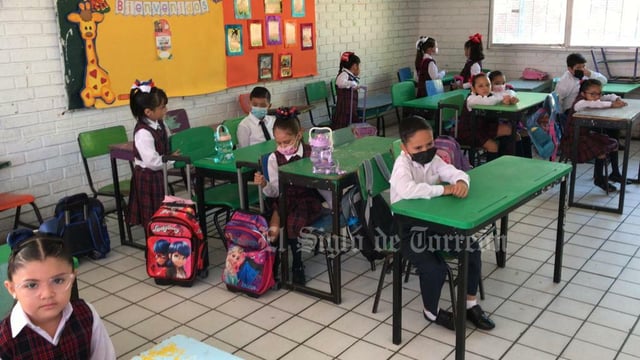 Este lunes 28 de agosto, inició el nuevo ciclo escolar 2023-2024 para más de 600 mil estudiantes de educación básica del estado de Coahuila. A la par, el gobernador de Durango dijo que iniciaron las clases 400 mil niños, niñas y adolescentes en su entidad, y que el día de hoy, tendrán sus nuevos libros de texto gratuitos.