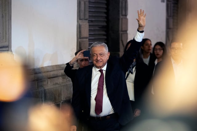 López Obrador entrega bastón de mando a Claudia Sheinbaum