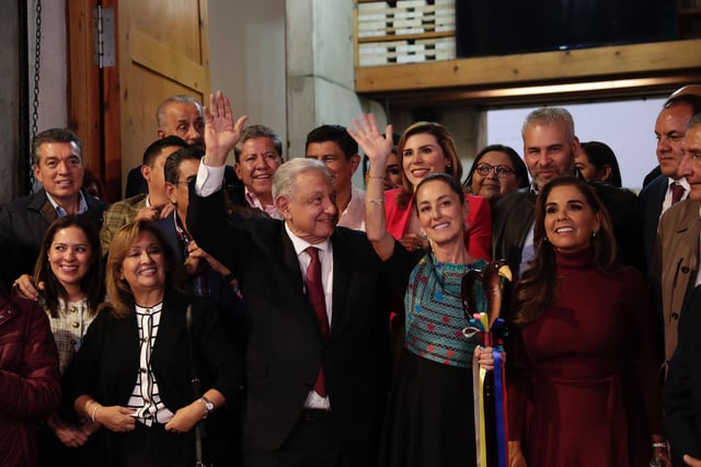 López Obrador entrega bastón de mando a Claudia Sheinbaum