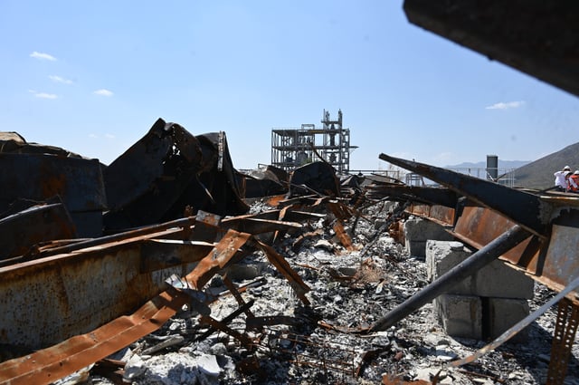 Son cenizas: 
Entre daños, el incendio de las oficinas móviles y del comedor para 800 personas, el desmantelamiento del centro de telecomunicación.