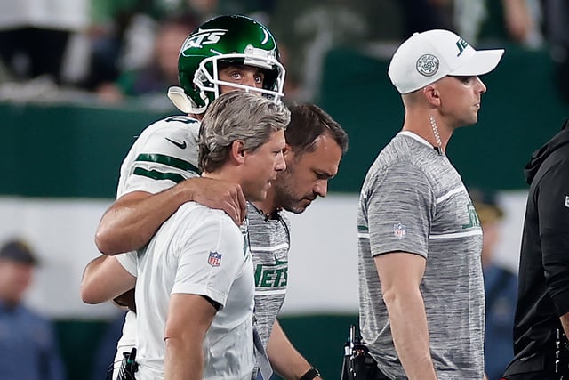 Aaron Rodgers se lesiona en triunfo de Jets ante Bills
