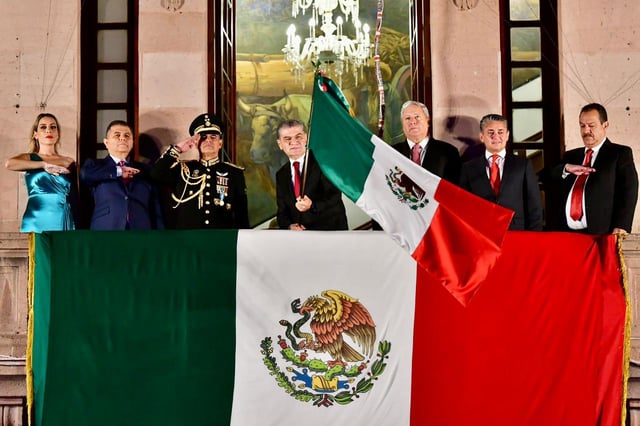 El gobernador Miguel Ángel Riquelme Solís encabezó la ceremonia para conmemorar el 213 aniversario del inicio de la Independencia de México, la que fue la sexta y última de su Administración al frente del estado de Coahuila.