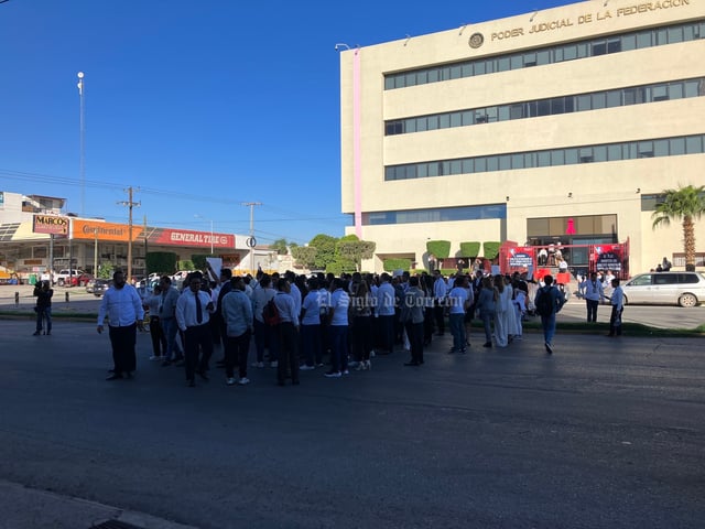 Trabajadores del Poder Judicial de la Federación en Torreón protestaron por los recortes presupuestales que pretende realizar la Presidencia de la República, al considerar que se afectarán sus derechos laborales.