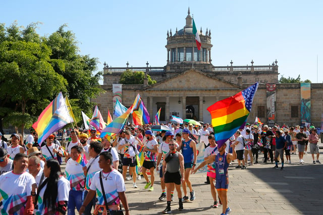 Decenas de deportistas caminan en calles de Guadalajara para dar comienzo a los Gay Games 2023