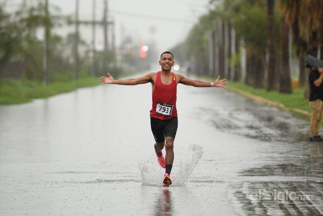 Con mucha lluvia se celebran el Medio Maratón 21 K Grupo Artec