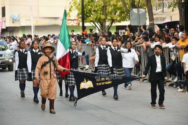 Cientos de personas acuden al desfile de la Revolución Mexicana en Lerdo