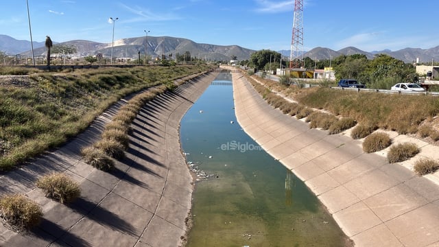 EL AGUA SUCIA ABARCA UN BUEN TRAMO DEL CANAL:
El agua del drenaje abarca unos dos kilómetros, ya que inicia en la colonia Francisco Sarabia y pasa por debajo del puente Villa de las Flores.