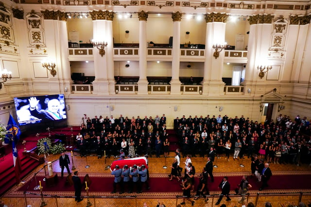 Velan al expresidente Sebastián Piñera en la antigua sede del Congreso de Chile