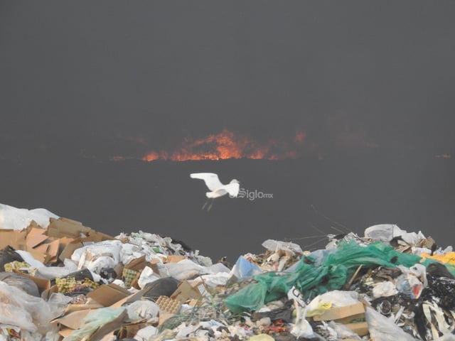 A CIELO ABIERTO:
Cada ventarrón dispersa la basura hacia los poblados aledaños, la gente de los alrededores está acostumbrada a la basura y los incendios en este tiradero.