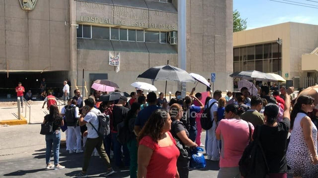 Por falta de aire acondicionado, personal de clínica 71 del IMSS bloquea bulevar Revolución