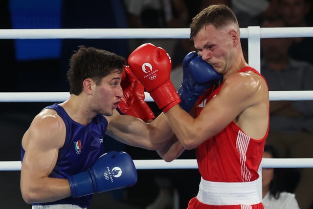 Paris (France), 06/08/2024.- Marco Alonso Verde Alvarez of Mexico (blue) and Lewis Richardson of Great Britain (red) in action during their Men's 71kg semifinal of the Boxing competitions in the Paris 2024 Olympic Games, at Roland Garros in Paris, France, 06 August 2024. (Francia, Gran Bretaña, Reino Unido) EFE/EPA/MOHAMMED BADRA
