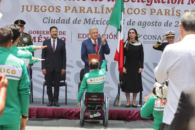 López Obrador abandera a delegación paralímpica de París 2024