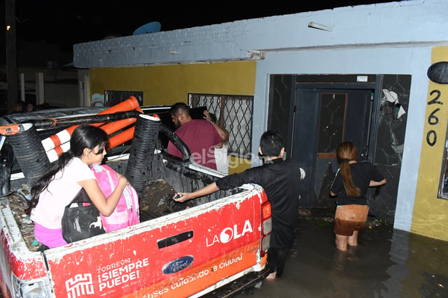 Se desborda laguna de regulación, se inundan colonias Santiago Ramírez y Lázaro Cárdenas