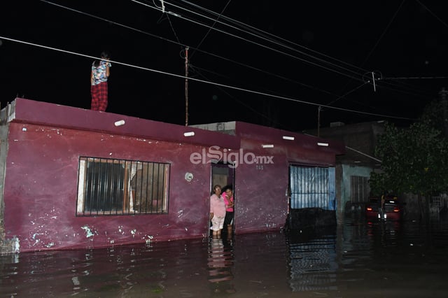 Se desborda laguna de regulación, se inundan colonias Santiago Ramírez y Lázaro Cárdenas