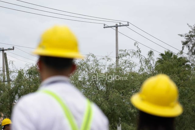 La Comisión Federal de Electricidad (CFE) realiza un nuevo operativo de revisión en domicilios y negocios de las colonias Santa Bárbara, Villa Santorini, Villa Romana, San Marino, Las Isabeles y Frondoso, en Torreón.