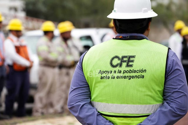 La Comisión Federal de Electricidad (CFE) realiza un nuevo operativo de revisión en domicilios y negocios de las colonias Santa Bárbara, Villa Santorini, Villa Romana, San Marino, Las Isabeles y Frondoso, en Torreón.