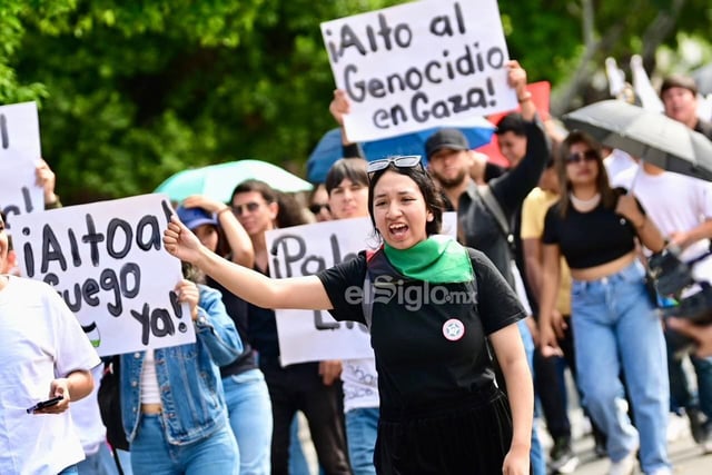 A un año de que estalló la guerra entre Israel y Hamás, un numeroso grupo de jóvenes de La Laguna que pertenecen a la Federación Nacional de Estudiantes Revolucionarios Rafael Ramírez (FNERRR) realizaron este lunes una marcha en Torreón para exigir un alto total al genocidio en contra del pueblo palestino por parte del Ejército Israelí.