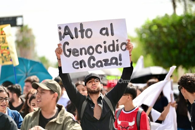 A un año de que estalló la guerra entre Israel y Hamás, un numeroso grupo de jóvenes de La Laguna que pertenecen a la Federación Nacional de Estudiantes Revolucionarios Rafael Ramírez (FNERRR) realizaron este lunes una marcha en Torreón para exigir un alto total al genocidio en contra del pueblo palestino por parte del Ejército Israelí.