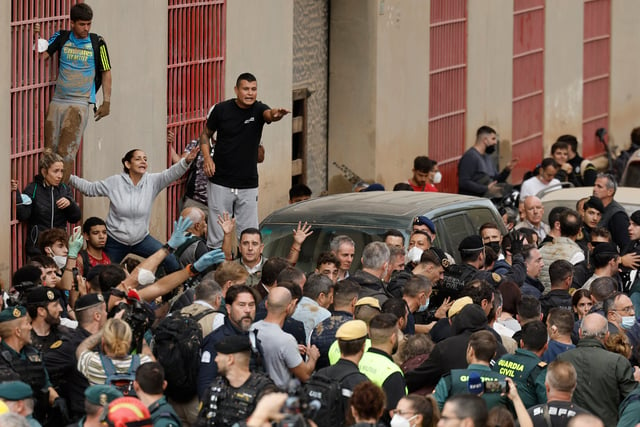 Reciben con gritos y lodo a comitiva de los reyes de España en zona afectada por temporal