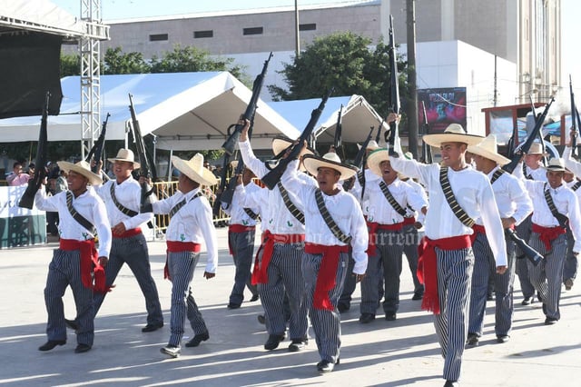 Desfile cívico militar por el 114 aniversario de la Revolución Mexicana