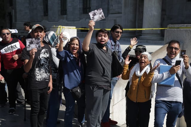 EUM20241130ESP13.JPG 
CIUDAD DE MÉXICO, Tribute/Homenaje-Silvia Pinal.- 30 de noviembre de 2024. Fans de la primera actriz Silvia Pinal, formados para entrar a darle el último adiós, en el homenaje realizado en Palacio de Bellas Artes. Foto: Agencia EL UNIVERSAL/Carlos Mejía/ARMM