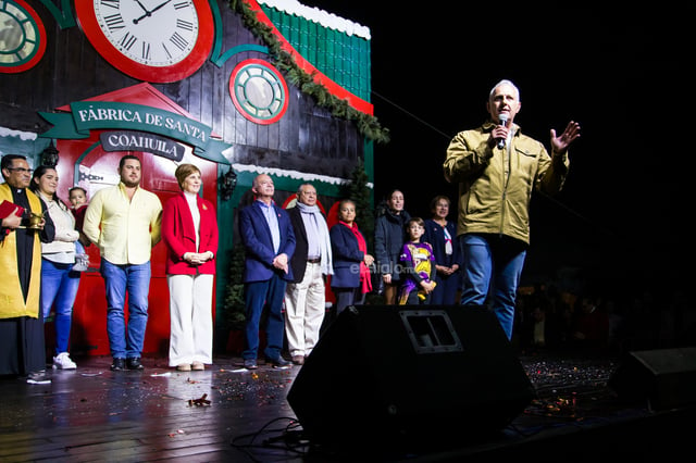 Encendido de la villa navideña en la Plaza Mayor