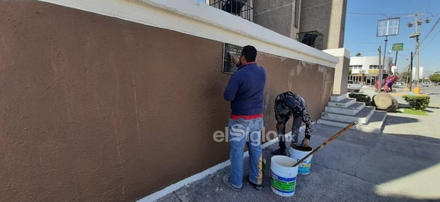 En Gómez Palacio, durante la mañana de este domingo, iniciaron los trabajos de rehabilitación de los espacios públicos dañados con pintura en aerosol por las manifestantes del 8M, quienes como cada año escribieron consignas de protesta, reclamos de justicia y también groserías.

Día Internacional de la Mujer